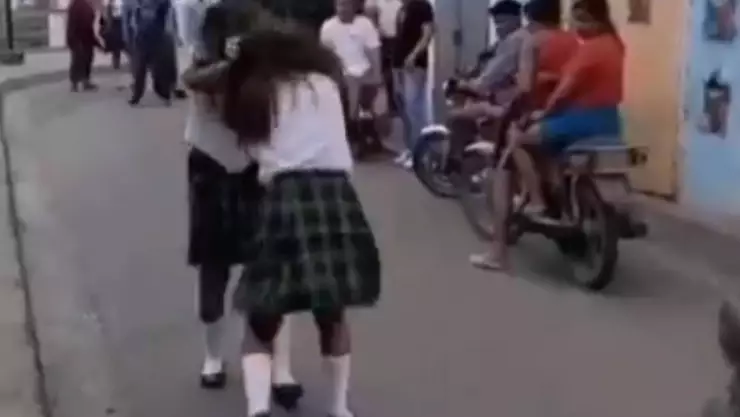 Jóvenes protagonizan brutal pelea