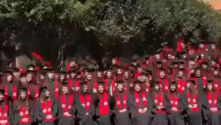 Último minuto Colapsa grada durante foto de graduación de universidad; hay al menos 10 heridos VIDEO.jpg