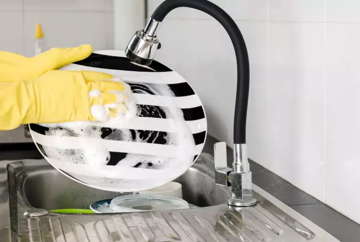 ¿Qué hacer para que tus trastes limpios no queden con mal olor? Descubre el truco