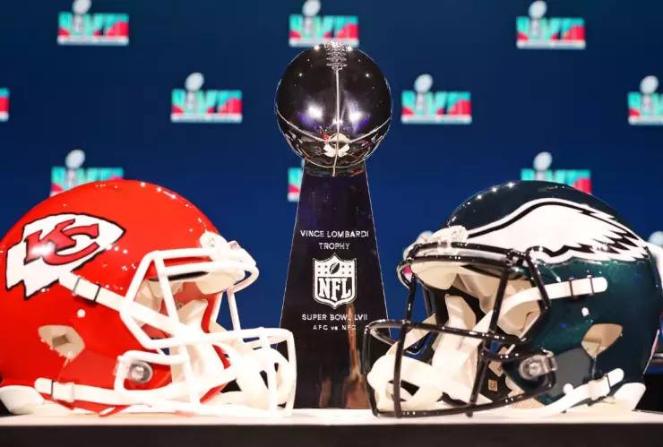 casco de los Kansas City Chiefs y los Philadelphia Eagles; en medio de ellos el trofeo de la NFL