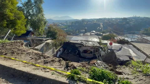 Deslave en Tijuana ocasiona caída de barda en Camino Verde; deja una mujer muerte