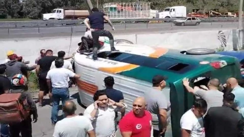 Los heridos por la volcadura en Avenida Central fueron canalizados a un hospital.