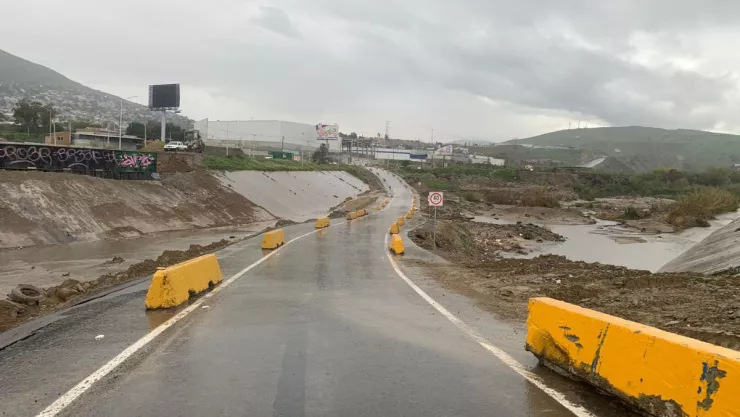 Cierran terraplén en Los Olivos por lluvias este miércoles