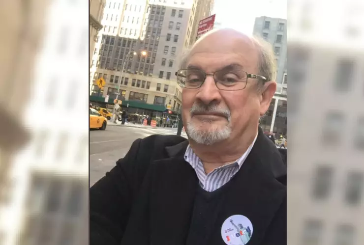 Atacan al escritor Salman Rushdie