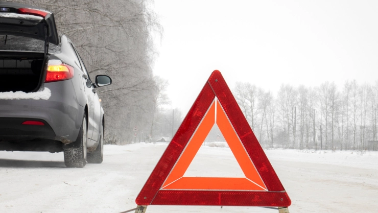 Señal de precaución sobre la nieve