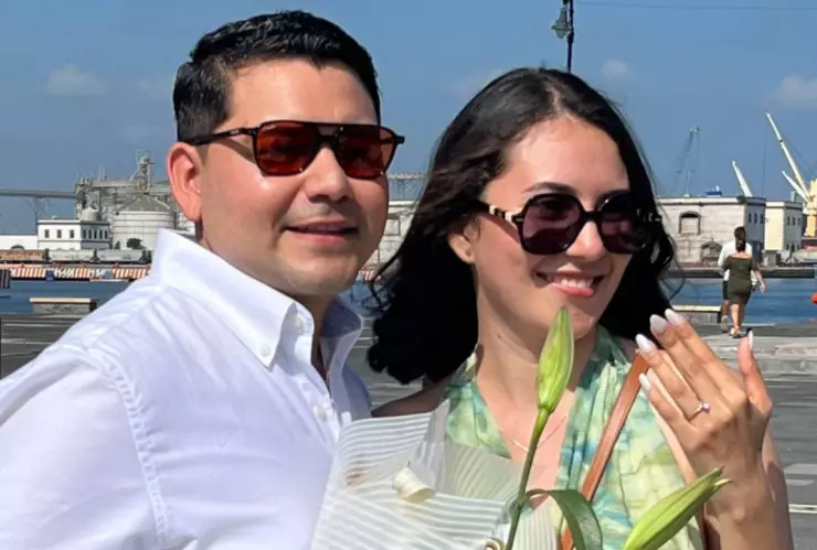 Pareja se compromete en buque escuela Cuauhtémoc de Veracruz.