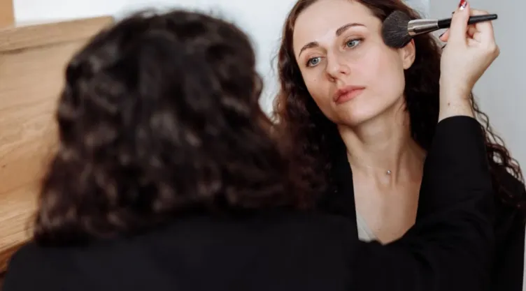 ¿Qué hacer si tu base de maquillaje se oxida y se vuelve naranja después de unas horas?