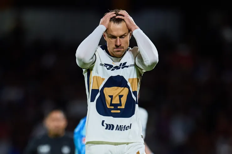 Aaron Ramsey en un partido con los Pumas