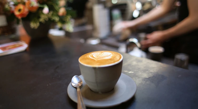 un bonito café de especialidad en un local gastronómico
