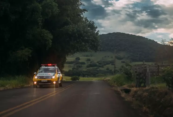 Abandona en la carretera a su hija de 12 años tras asesinar a su madre