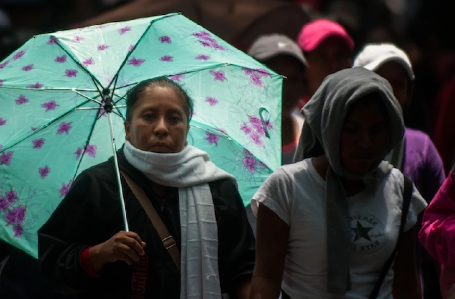 La policía federal custodia el interior de la SEP, mientras al exterior protestan los maestros.