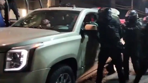 Policías de CDMX revientan la ventana de una camioneta y terminan suspendidos