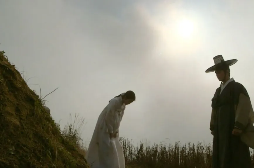 El pasado trágico de Min-joon en Joseon se deja deslizar como una sombra suave en su rostro, revelando que su resistencia emocional tiene raíces profundas.