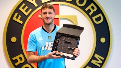 Santiago Giménez con su nuevo trofeo con el Feyenoord