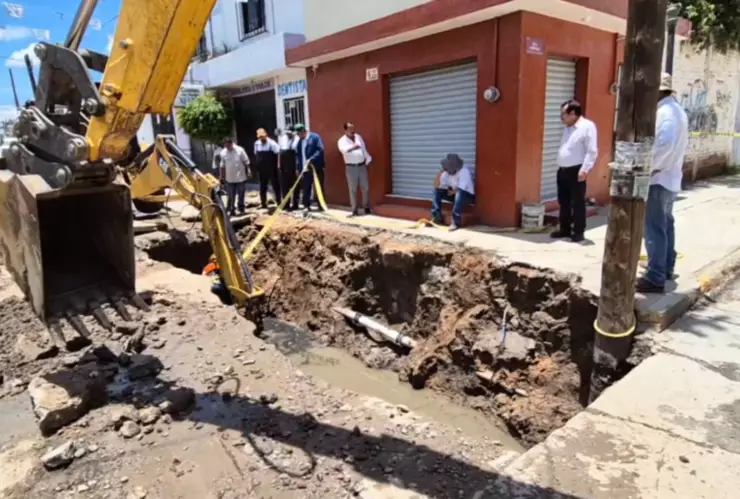Se abre enorme socavón en calles de Silao y se traga un auto