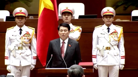 Un general asume la presidencia en medio de la turbulencia política