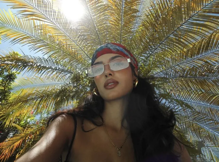 La joyería y los lentes de sol son accesorios ideales para combinar con bikinis