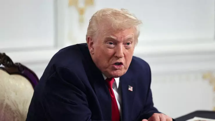 El presidente de Estados Unidos, Donald Trump, habla con miembros de los medios de comunicación después de una llamada con miembros del servicio militar, en Acción de Gracias, en Palm Beach, Florida, EE. UU., el 27 de noviembre de 2025