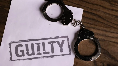 hombre arrastra hasta la muerte a su perrita embarazada.png