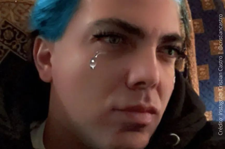 Cristian Castro con cabello azul..jpg