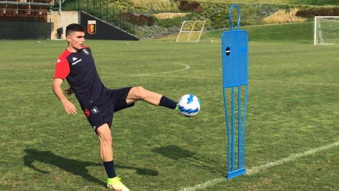 Johan V&aacute;squez en el entrenamiento con G&eacute;nova