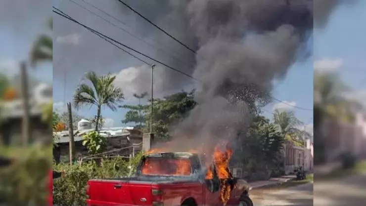 Mujer enfurece e INCENDIA camioneta de su esposo, en Tizimín (FOTOS)