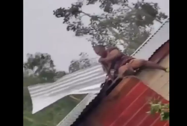 Mujer se AFERRA al techo de su casa para evitar que el Huracán Beryl se lo lleve