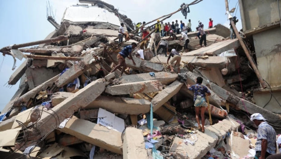 Hay al menos 341 personas muertas y miles de heridos por el derrumbe del edificio en Bangladesh