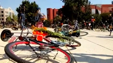 Protesta de ciclistas en el Monumento a la Revolución