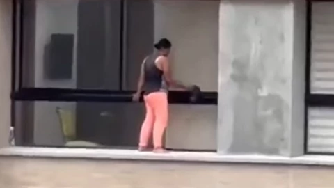 Limpia ventanas sin protección en Colombia.