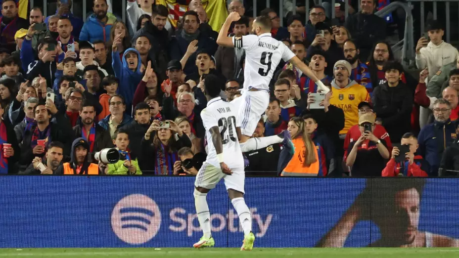 Karim Benzema marca su hat trick ante el Barcelona