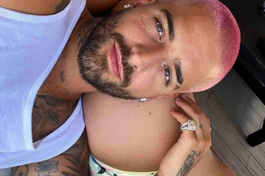 Maluma cabello rosa.jpg