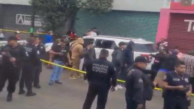 Acribillan a conductor en Ecatepec; ataque armado paraliza la avenida López Portillo. En la imagen se observa el intenso operativo de la policía municipal y la Fiscalía General del Estado, rodean una camioneta en colo blanco-perla donde fue asesinado un condutor durante la balacera.
