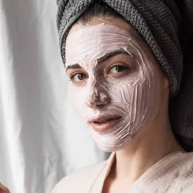 ¿Cómo hacer una mascarilla de miel y avena para rejuvenecer la piel?