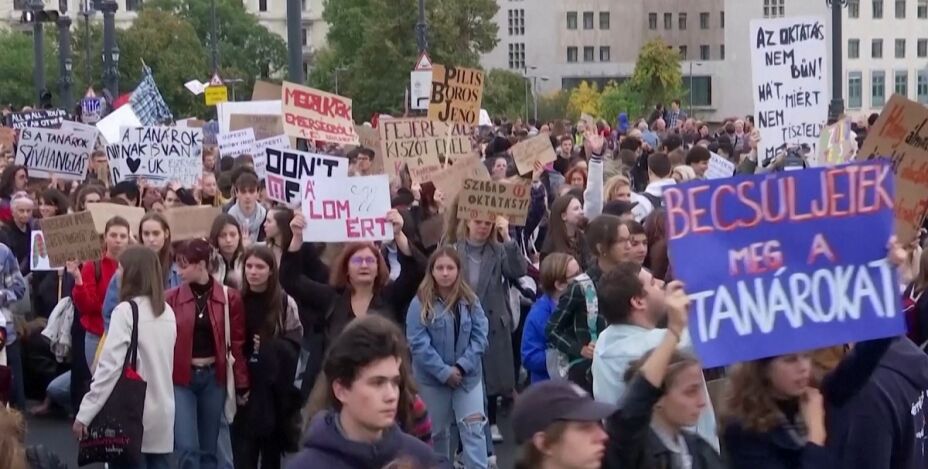 En Hungría estudiantes se unen a maestros que exigen mejores salarios.