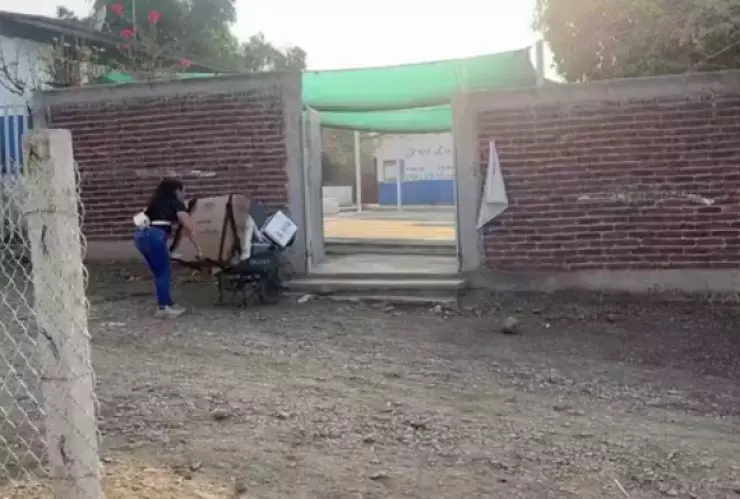 Funcionaria de casilla llega con material electoral en carretilla y le aplauden en redes sociales