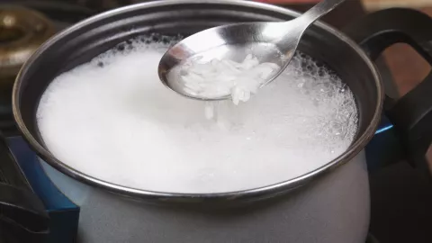 El agua que queda luego de la cocción del arroz tiene muchas propiedades positivas para la piel
