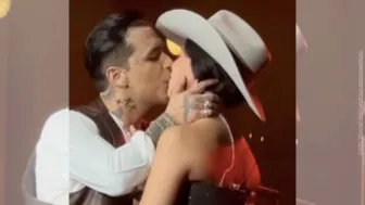 Ángela y Nodal beso (4).jpg