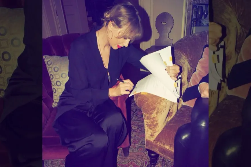 Taylor firmando.jpg