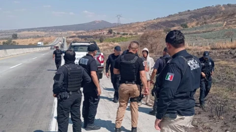 Rescatan a mujer que deambulaba por el Macrolibramiento en Juanacatlán