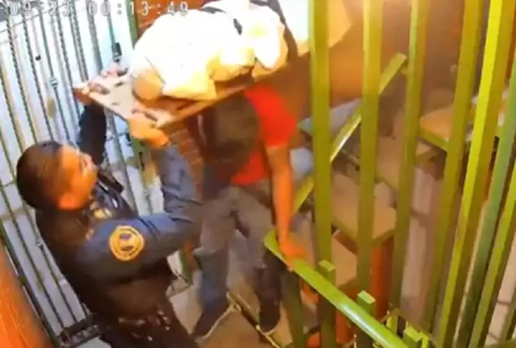 VIDEO: Aclaran video de policía de la CDMX cargando el cuerpo de una mujer