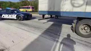 Tráfico lento vía Playa del Carmen, por volcadura de camión