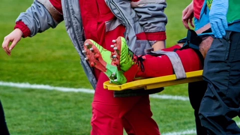 Falta en partido de futbol