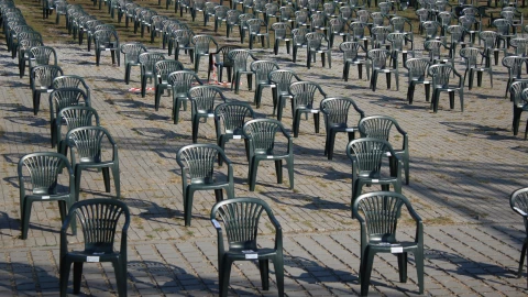 Decomisan sillas, baños portátiles y más en Malecón en Mazatlán