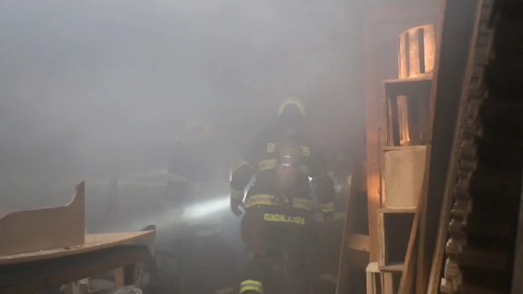 Video del incendio en taller de muebles en Guadalajara hoy