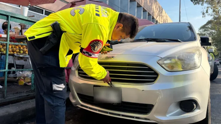 ¿Cuánto cuesta la multa por tapar números o letras en placas de auto la CDMX?