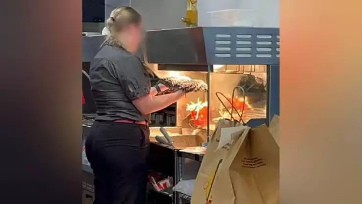 Captan a trabajadora de McDonald’s secando trapeador en calentador de papas fritas; ocurrió en Australia.jpg