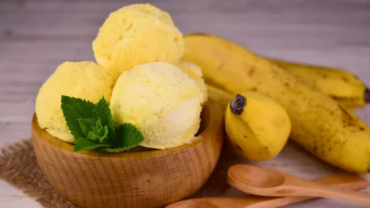 Prepara este helado de plátano perfecto para el verano en 2 minutos