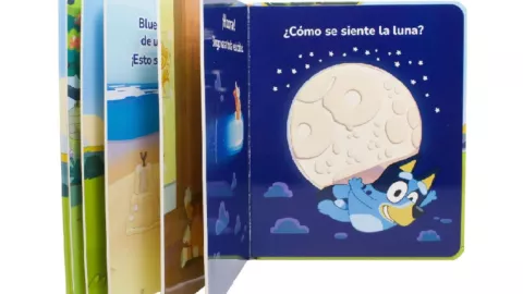 Un libro de texturas de Bluey puede ser perfecto para regalar de cumpleaños.