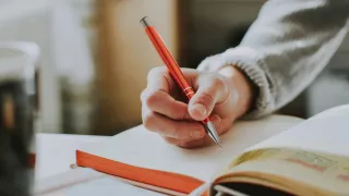 ¿Qué puedes escribir en tu journal HOY? Usa este prompt para inspirarte en este lunes 27 de octubre de 2025